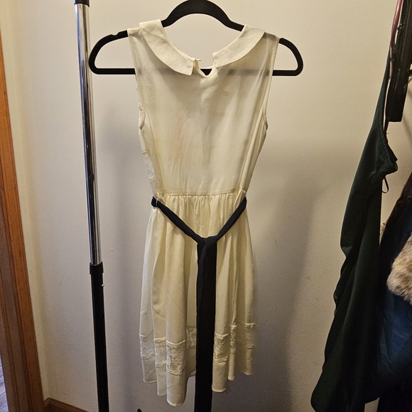 White sheer areas light dress with blue belt - Picture 4 of 7